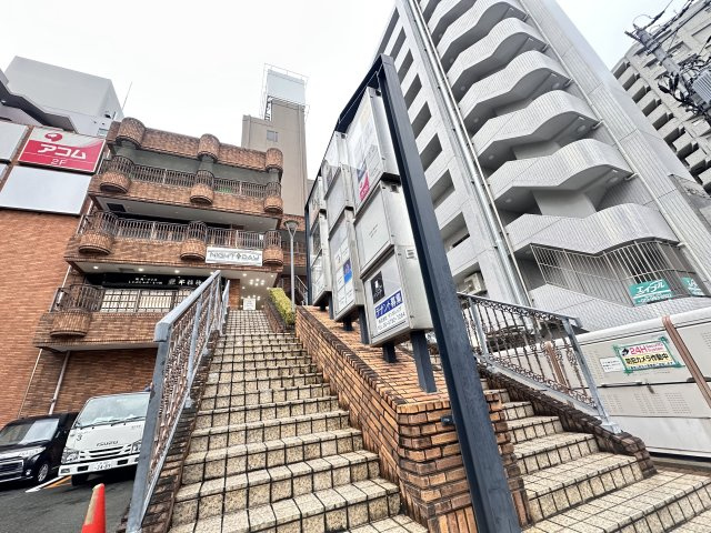リアライズ近鉄八尾駅前ビルのエントランス