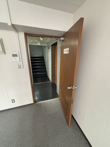 新大阪駅前ビルの玄関
