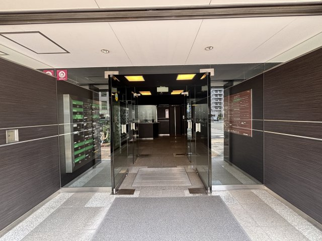 新大阪駅前ビルのエントランス