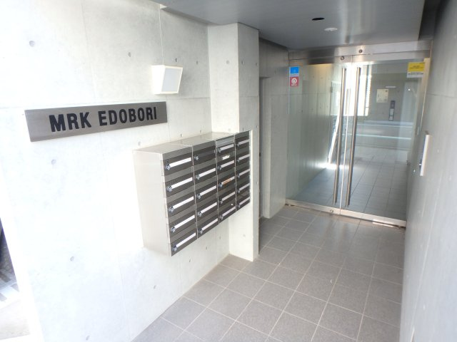 大阪市西区江戸堀１丁目の店舗事務所のエントランス