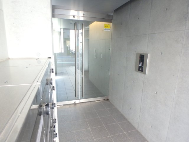 大阪市西区江戸堀１丁目の店舗事務所のエントランス