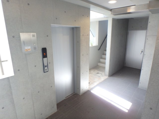 大阪市西区江戸堀１丁目の店舗事務所のエントランス