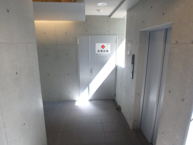 大阪市西区江戸堀１丁目の店舗事務所のエントランス