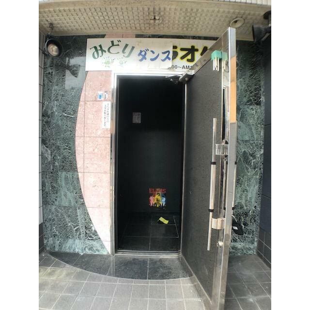 大阪市生野区新今里３丁目の店舗一部のエントランス
