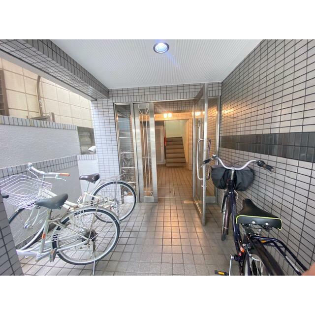 守口市大枝西町の店舗事務所のエントランス