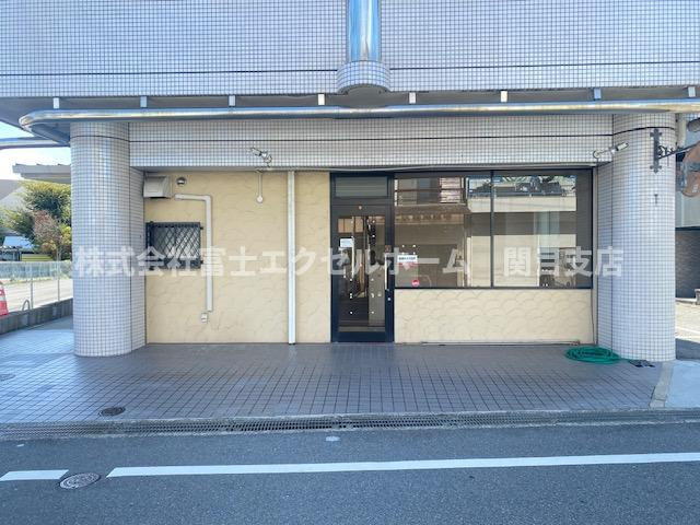寝屋川市高柳５丁目の店舗事務所のエントランス