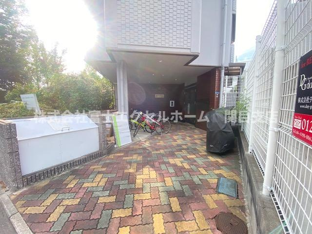 守口市南寺方東通１丁目の事務所のエントランス