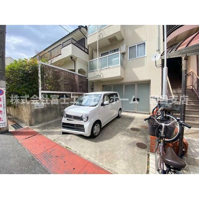 メゾン南千里１階ビルイン店舗の外観