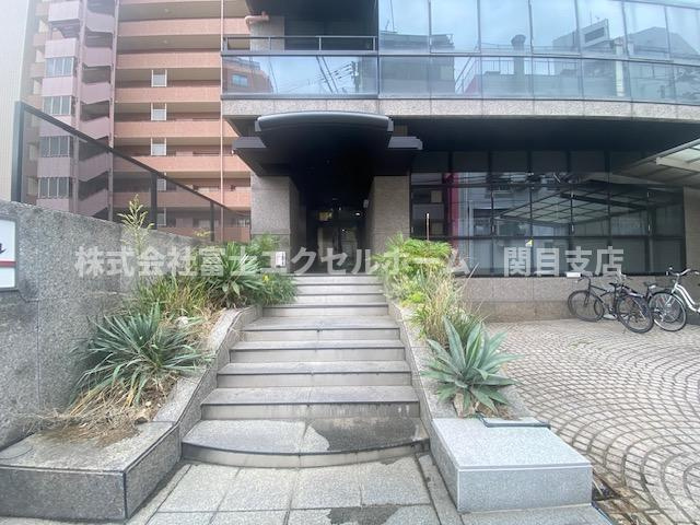 大阪市天王寺区大道２丁目の店舗事務所のエントランス