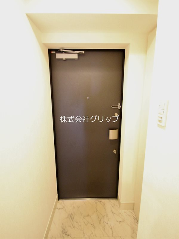 横浜市鶴見区鶴見中央４丁目の賃貸マンションの玄関