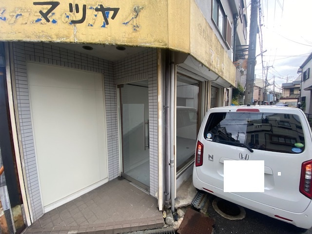 寝屋川市春日町店舗付き住宅のエントランス