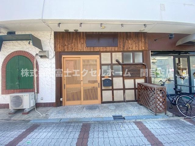 辻本マンション1階路面店舗の外観