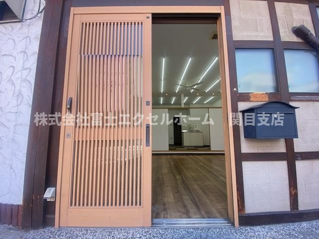 辻本マンション1階路面店舗の外観