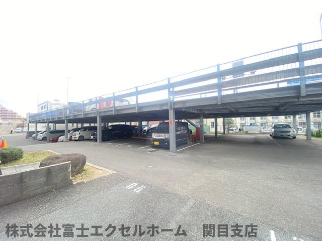 レジデンス松栄の駐車場