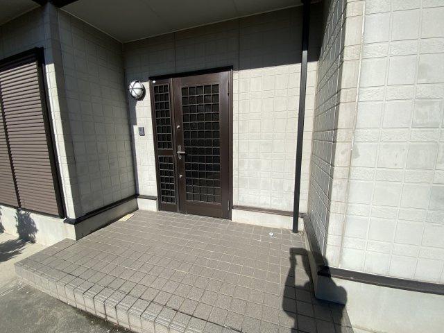 古市4丁目駅前庭付二世帯住宅のエントランス