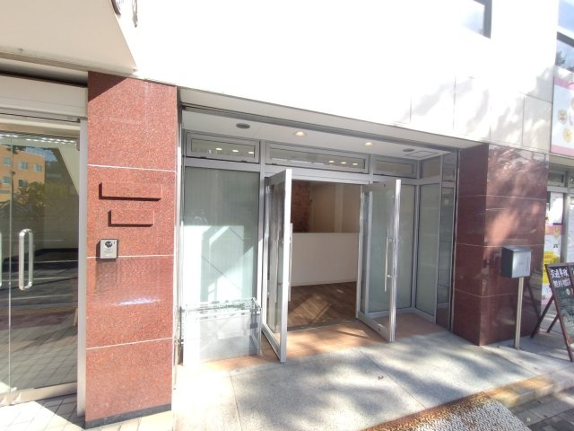 松見ビルのエントランス