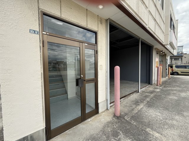 島泉9丁目倉庫付事務所のエントランス