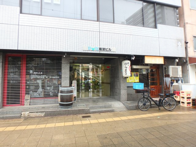 大阪市浪速区難波中１丁目の店舗事務所のエントランス