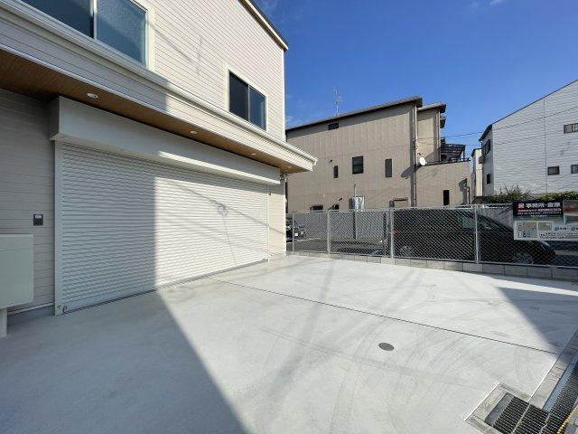 小路東5丁目バス通りの駐車場