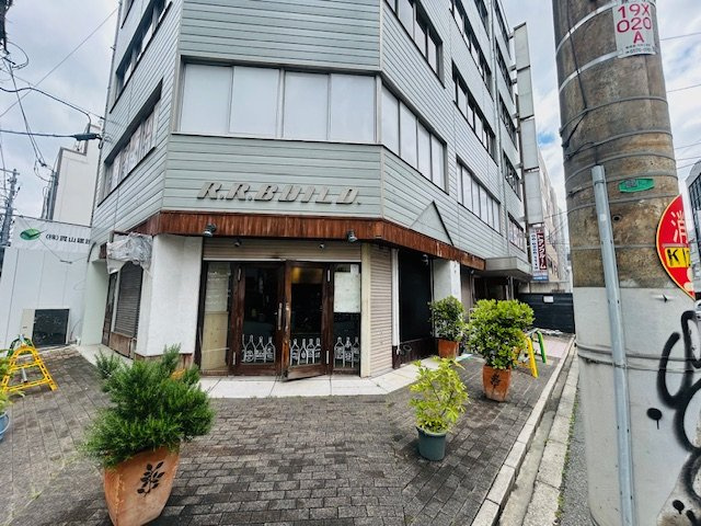 RRビルのエントランス