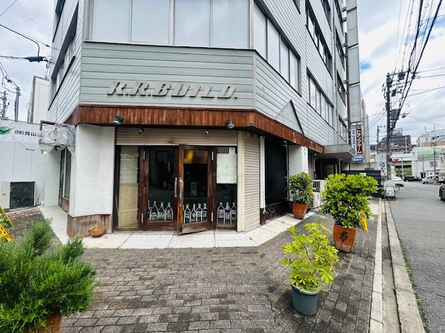 RRビルのエントランス