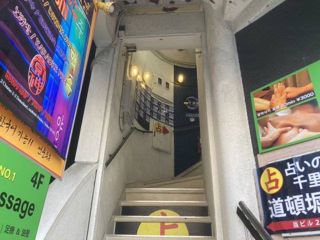 大阪市中央区道頓堀２丁目の店舗事務所のエントランス