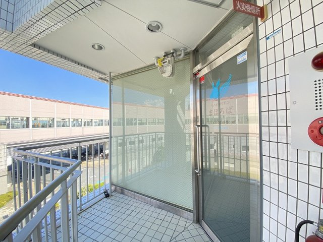 豊中市岡町北１丁目の店舗事務所のエントランス