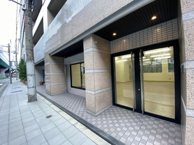 大阪市北区西天満３丁目の店舗事務所のエントランス