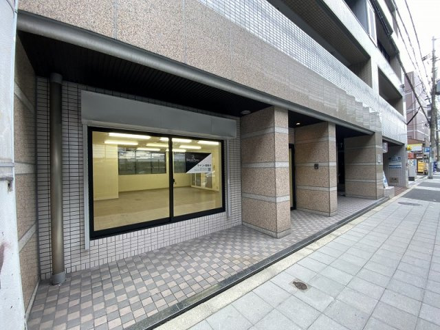 大阪市北区西天満３丁目の店舗事務所のエントランス
