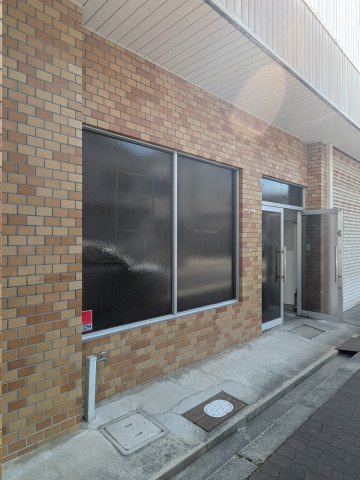 高倉倉庫事務所のエントランス
