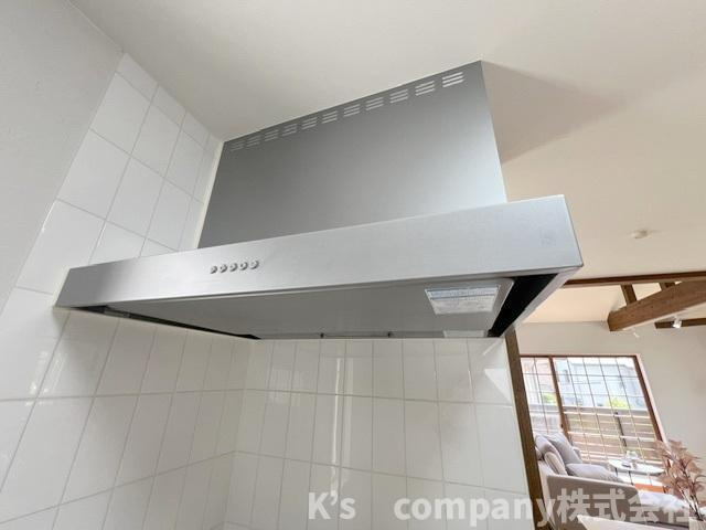 茅ヶ崎市東海岸南3丁目　中古戸建のキッチン|お手入れのしやすいスリムタイプのレンジフード◇