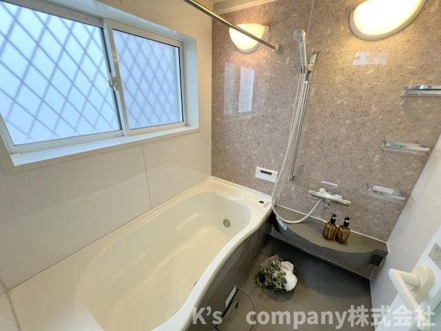 茅ヶ崎市東海岸南3丁目　中古戸建の浴室|淡い色合いのアクセントパネルで、一日の使入れを癒す心地の良い空間◇