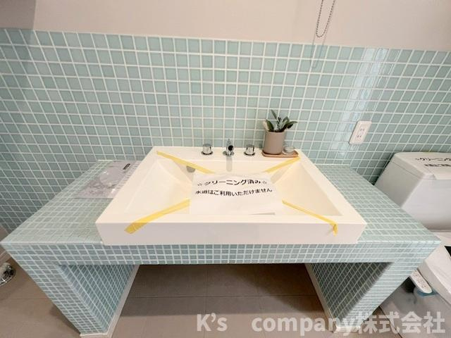 茅ヶ崎市東海岸南3丁目　中古戸建の独立洗面台|ライトブルーのおしゃれなタイル貼りの脱衣スペースの洗面台◇