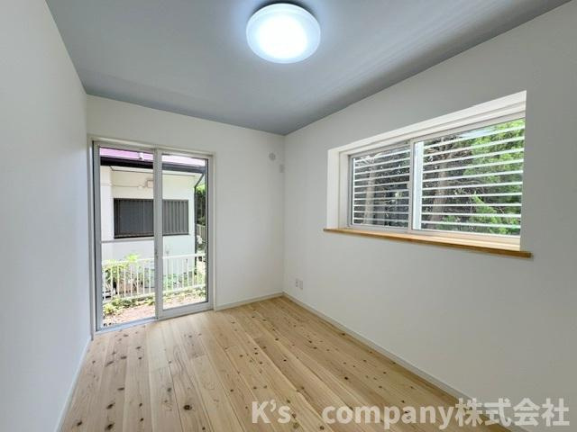 茅ヶ崎市東海岸南3丁目　中古戸建の子供部屋|洋室5帖◇出窓付きで奥行きを感じられるお部屋◇お子様のお部屋におすすめです◇