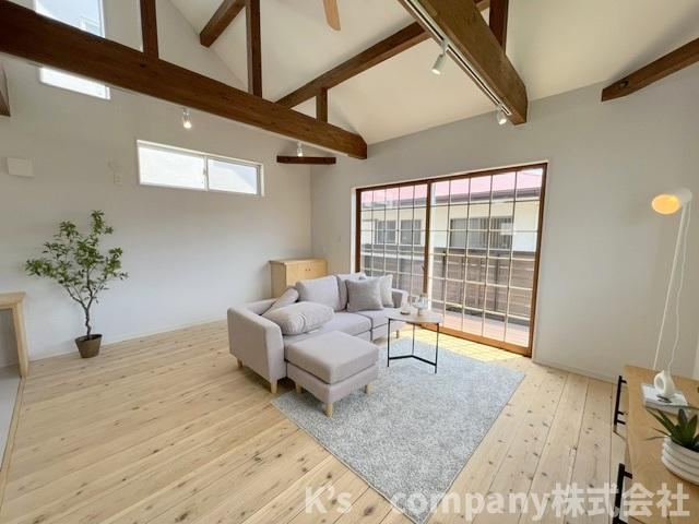 茅ヶ崎市東海岸南3丁目　中古戸建の居間・リビング|勾配天井の開放的な空間はご家族の憩いのスペースに♪