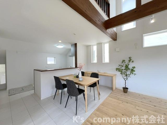 茅ヶ崎市東海岸南3丁目　中古戸建のキッチン|天井高の窓から明るい日差しが差し込みます♪