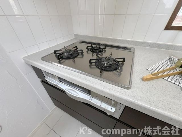 茅ヶ崎市東海岸南3丁目　中古戸建のキッチン|三口ガスコンロでお料理の幅が広がります◇