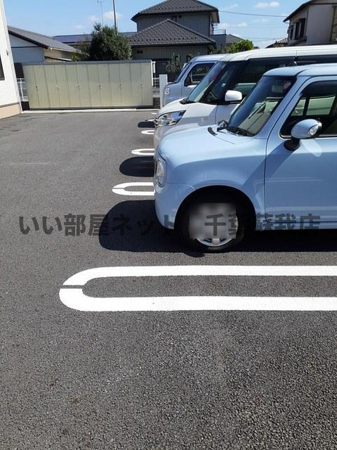 コンフォートガーデンの駐車場|駐車場があるので、車を買う予定の方も安心です