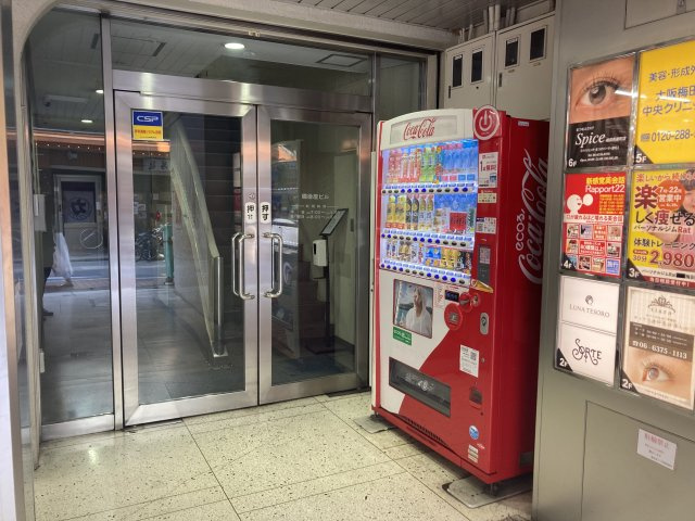 大阪市北区芝田１丁目の店舗事務所のエントランス