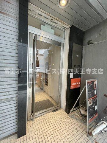 立誠社ビルのエントランス