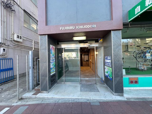 堺市堺区一条通の店舗事務所のエントランス
