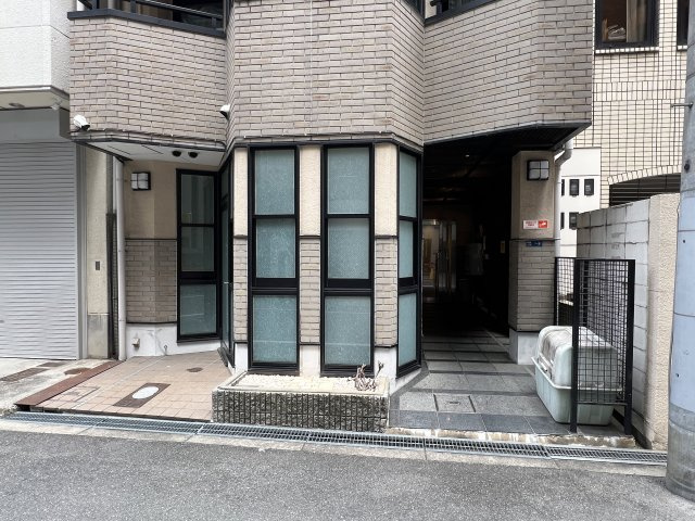 大阪市中央区徳井町２丁目の店舗事務所のエントランス