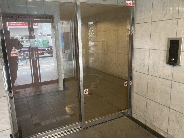 大阪市北区天神橋３丁目の店舗事務所のエントランス
