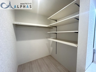  | 三木市志染町中自由が丘三丁目　新築戸建 | ■キッチン近くのパントリー収納！！収納棚の高さも変えられる便利な収納スペース♪※同社施工例
