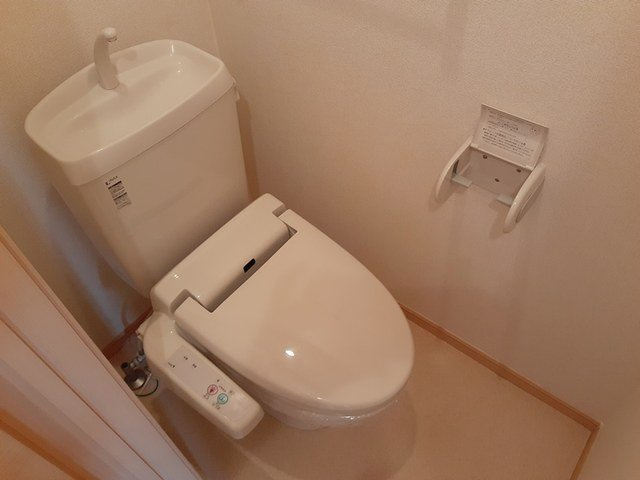 落ち着いた色調のトイレです