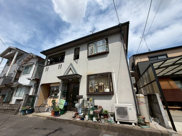 久我御旅町の外観|現地はもちろん、スーパー・コンビニ・ドラッグストア・小学校・中学校などの位置確認も一緒にご案内させていただきますので、お気軽にお問い合わせください♪現地（2026年7月）撮影