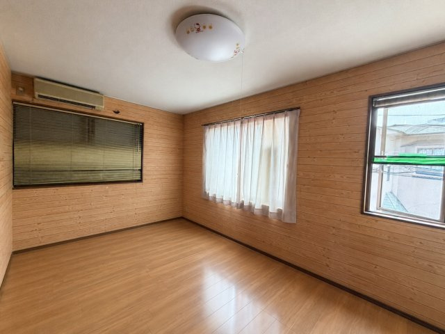 久我御旅町の洋室|木目調の壁が印象的な洋室。落ち着いた雰囲気で寝室や趣味のお部屋としてもおすすめです。※本画像は実際の写真にCG加工を加えたもので、実際の室内状況とは異なります。室内（2026年7月）撮影