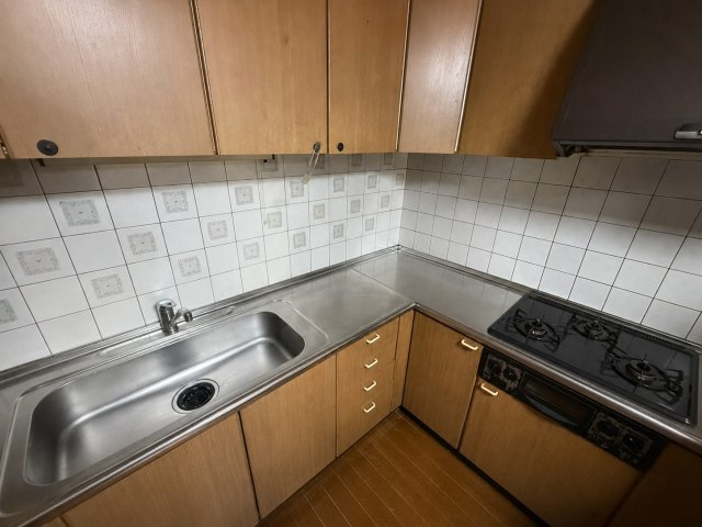 久我御旅町のキッチン|収納を上下に備え、調理器具や食器類を整理しやすい機能的な空間です。※本画像は実際の写真にCG加工を加えたもので、実際の室内状況とは異なります。
室内（2026年7月）撮影