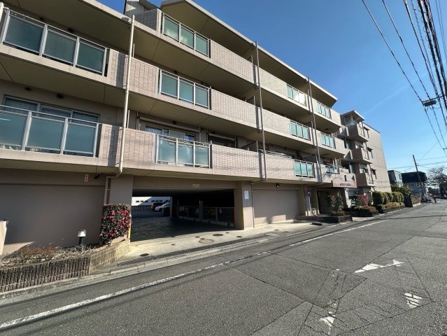グランコート立川柏町の外観|迫力のあるシックな外観が特徴のマンション。