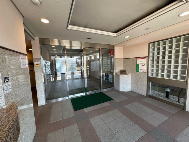 グランコート立川柏町のエントランス|住む人や訪れる人を心地よく迎え入れてくれるエントランス。ゆとりを感じさせる明るい空間を演出！